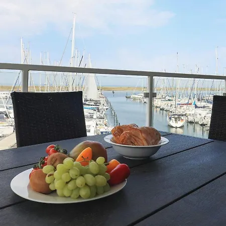 דירה 6 Person In *